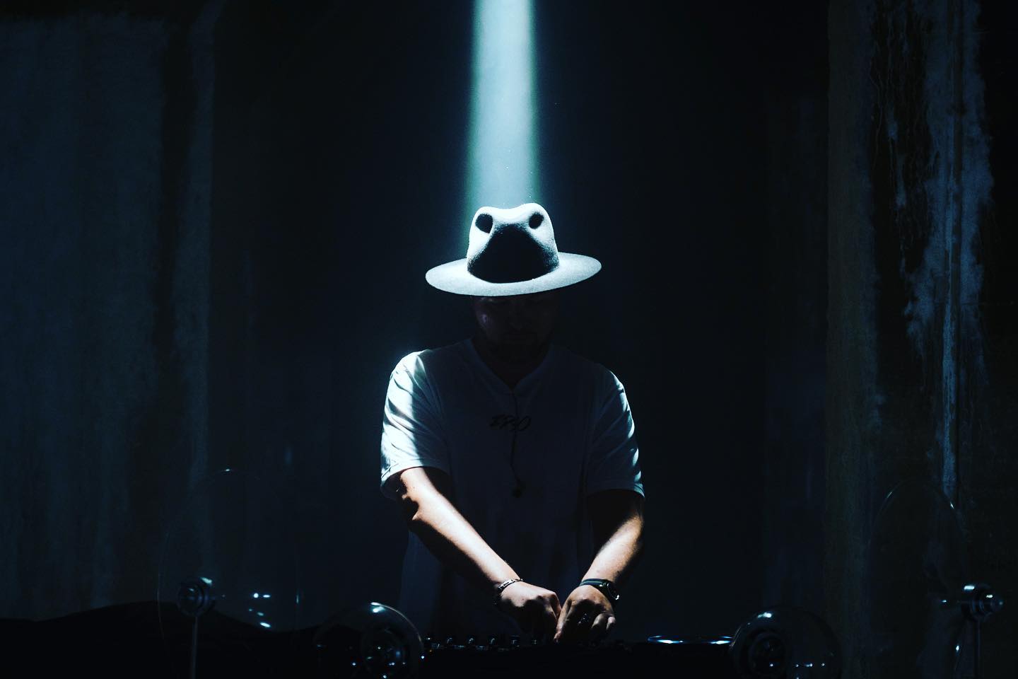 Kölsch performing with iconic white hat